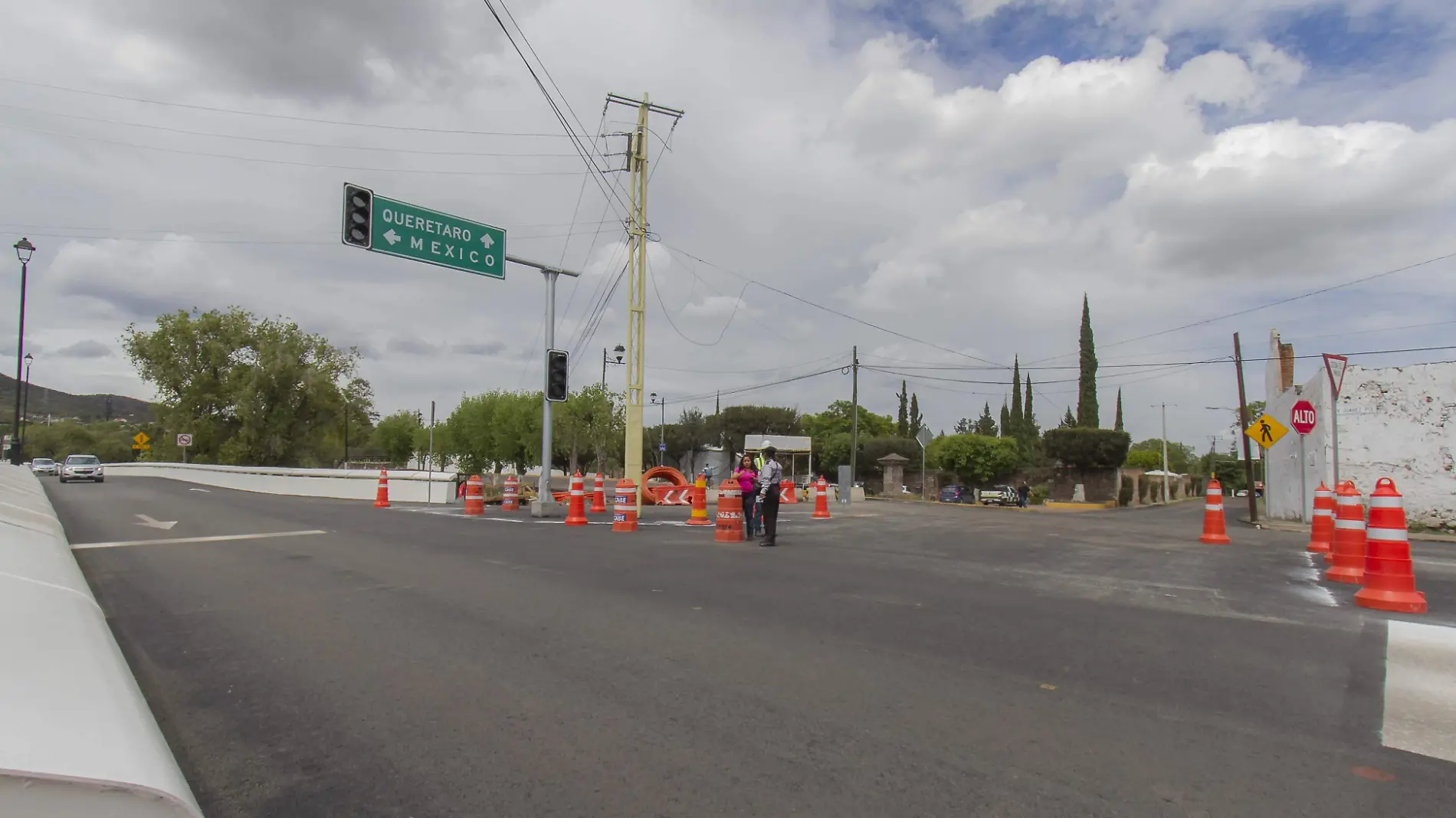 Los vehículos que salgan de la nueva vialidad, no podrán ingresar a la calle que separa a la Comercial Mexicana del Panteón número uno.  Foto César Ortiz.